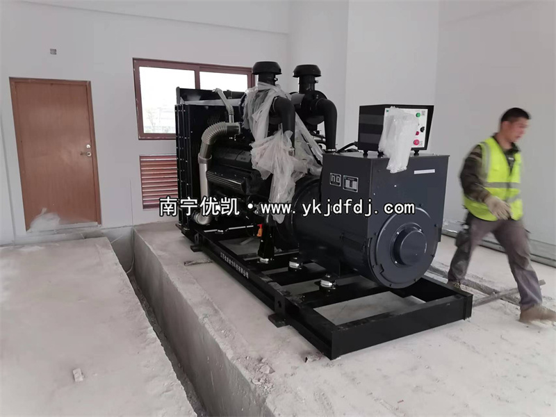 2023年2月20日，6臺(tái)上柴600kw柴油發(fā)電機(jī)組卸貨安裝中