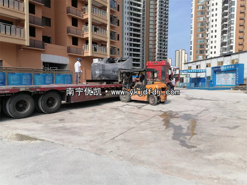 2023年5月16日，廣西項(xiàng)目700kw上柴發(fā)電機(jī)組到貨現(xiàn)場(chǎng)