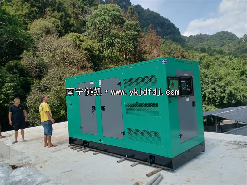 2025年9月5日，崇左項(xiàng)目200kw低噪音柴油發(fā)電機(jī)組卸貨試機(jī)