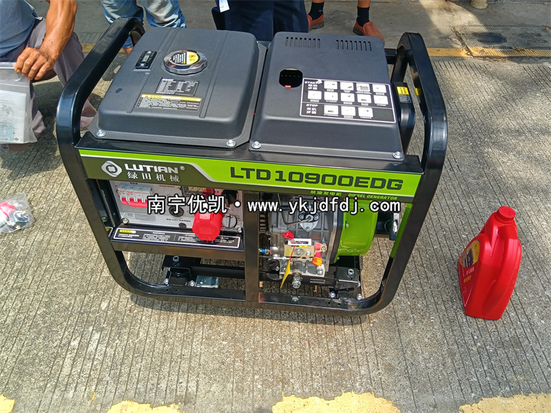 2025年9月8日，客戶到店采購8kw柴油發(fā)電機(jī)組并試機(jī)